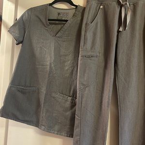 Figs gray scrubs double pocket top and jogger bottom size XS